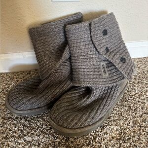 UGG Knit Button-Accent in Gray